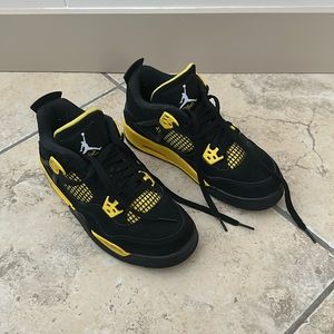 Big kids Jordan Air Retro size 5